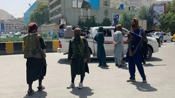 Milisi Taliban tampak bersiaga di setiap sudut jalanan dengan menenteng senjata.