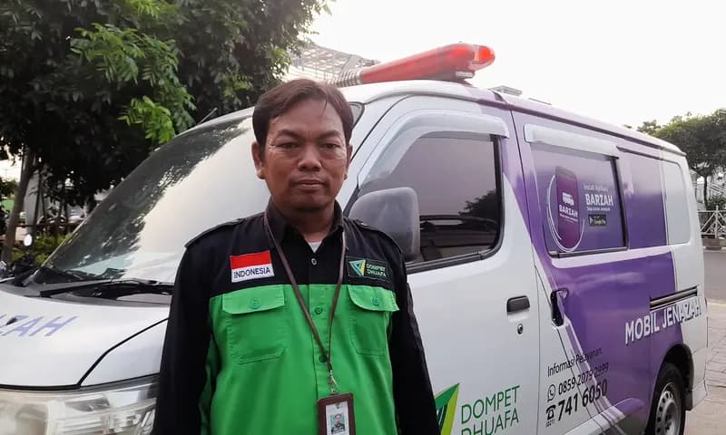 Taufik Hidayatullah (42) menekuni profesi sebagai pengemudi ambulans jenazah. (Foto: Parboaboa/Hasanah)