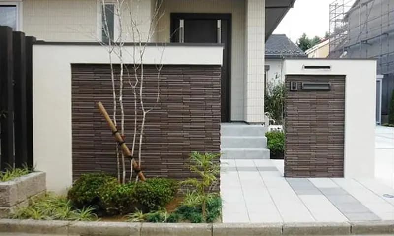 Pagar tembok minimalis batu alam, foto: Rumah123.com