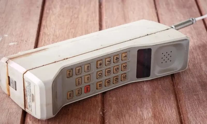 Telepon Genggam (Foto: Motorola DynaTAC)