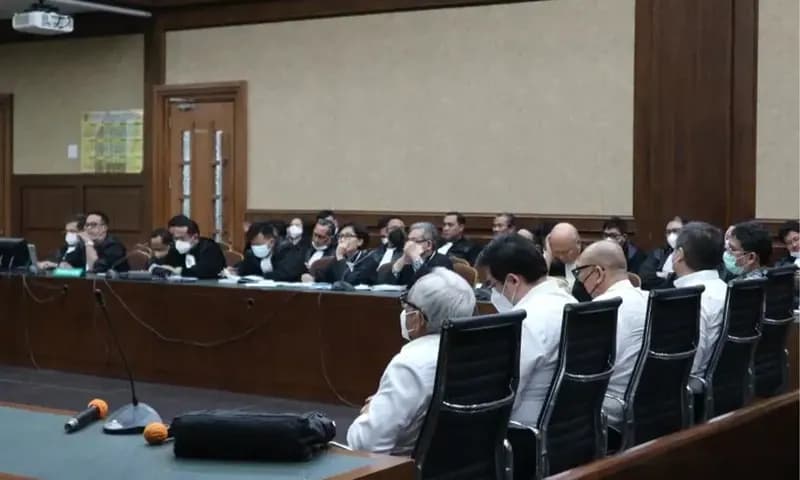 Para terdakwa kasus tindak pidana korupsi pemberian fasilitas ekspor minyak sawit mentah atau Crude Palm Oil (CPO) di Pengadilan Tipikor PN Jakarta Pusat, Kamis (22/12/2022). (Foto: Antara/Deca Lidya Natalia)