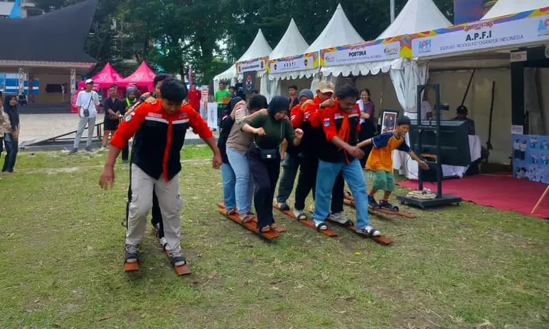 Permainan terompah yang ditampilkan PORTINA Pematangsiantar dalam Siantar Culture Show. (Foto: PARBOABOA/Jordan)