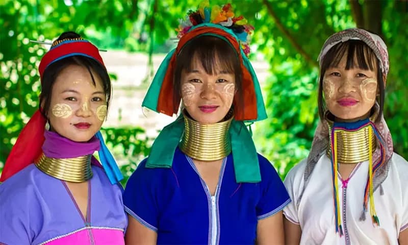 Wanita suku Karen menggunakan kalung bundar berbahan kuningan di lehernya (Foto: Shutterstock)