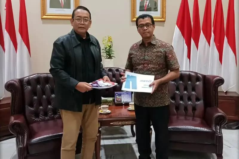 Direktur Pemberitaan JakTV Tian Bahtiar (kiri) Ditetapkan Sebagai Tersangka Atas Kasus Dugaan Merintangi Penyidikan. (Foto: Instagram/@jaktvofficial)