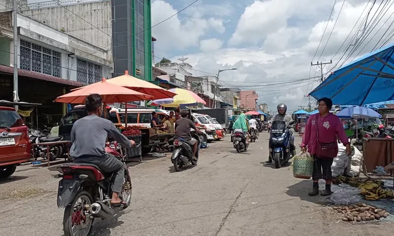 Sejumlah kendaraan parkir dan aktivitas pedagang di Jalan Patuan Anggi, Kelurahan Baru, Kecamatan Siantar Utara, Pematangsiantar. (Foto:Parboaboa/David Rumahorbo))