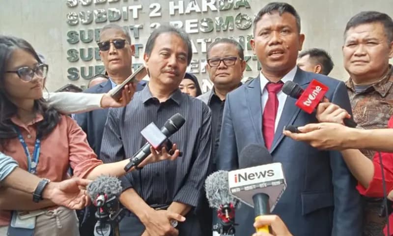 Roy Suryo bersama kuasa hukumnya, Ahmad Khozinudin memberikan keterangan kepada awak media sebelum menjalankan pemeriksaan terkait kasus ijazah palsu Jokowi di Polda Metro Jaya, Jakarta Selatan, Rabu (20/8/2025) (Foto: DOk. Kompas)