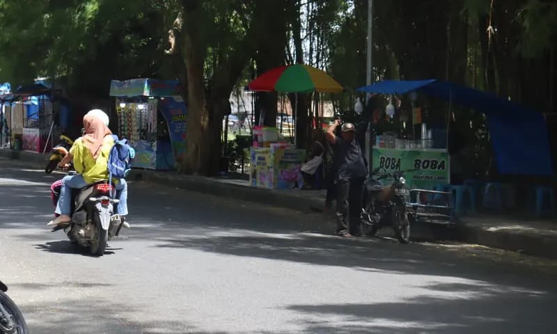 Potret pedagang di Pematangsiantar yang berdagang di trotoar. (Foto: PARBOABOA/David Rumahorbo)
