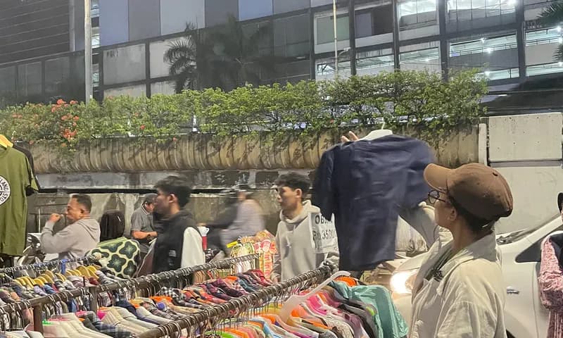 Para pengunjung sedang membeli pakaian impor bekas (thrifting) di Pasar Senen (Foto: PARBOABOA/Defri)