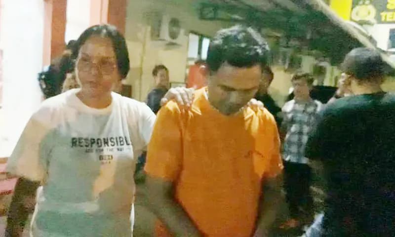 Polrestabes Medan menangkap pengelola Panti Asuhan Yayasan Tunas Kasih Olayama Raya Medan, Sumatra Utara berinisial ZZ (baju orange) karena mengeksploitasi anak-anak untuk mengemis lewat siaran langsung secara digital (live streaming) di akun Tiktok, Kami