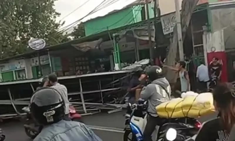 Kondisi tumbangnya atap baja (detik.com)