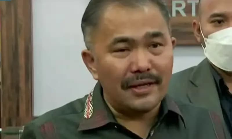 Orang tua Brigadir Nofriansyah Yosua Hutabarat atau Yosua, Samuel Hutabarat dan Rosti Simanjuntak ditemani tim kuasa hukum, Kamaruddin Simanjuntak mendatangi Polres Metro Jakarta Selatan untuk membuat laporan kehilangan uang dalam rekening Yosua. (Foto: T