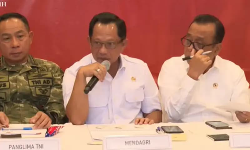 Mendagri Tito Karnavian (tengah) dalam konferensi pers perkembangan penanganan bencana Sumatera di Halim Perdanakusuma, Jakarta, Jumat (19/12/2025).(Foto: Dok. Tangkap Layar)