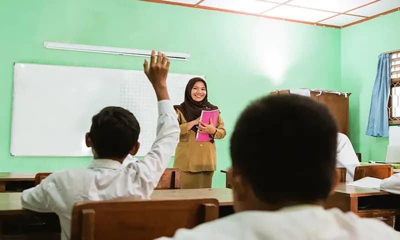 Ilustrasi guru honorer mengajar di kelas. (Foto: Shutterstock)