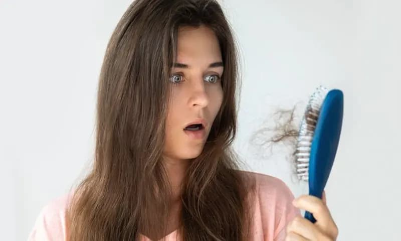 Rambut Rontok ( Dok : klikdokter.com )