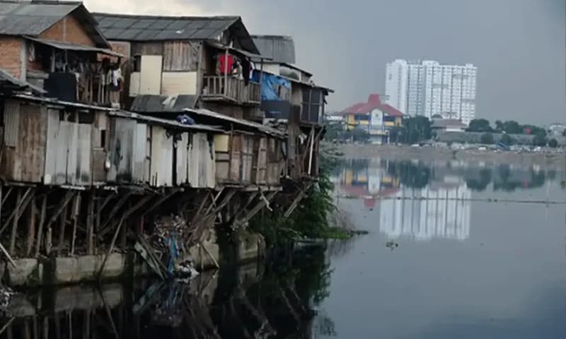 Beberapa Rumah Warga Yang Berbaris di Sepanjang Bantaran Sungai. (Foto: Website Inside Indonesia)