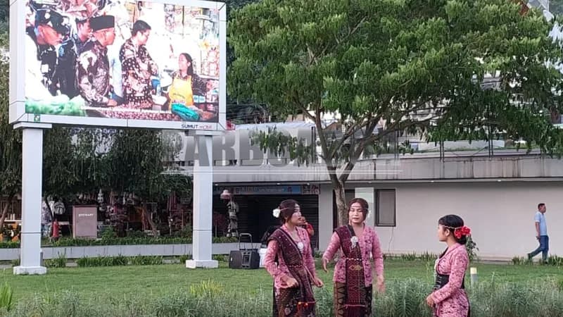 Bukan penari yang ditonjolkan melainkan bupati (Foto: P Hasudungan Siraiat/Parboaboa)