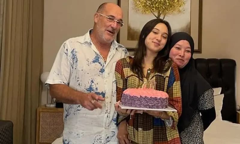 Keluarga Yasmin Napper saat merayakan ulang tahun Yasmin ke-18 (Foto:Merdeka.com)