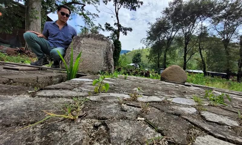 Seorang penggemar sejati menziarahi Sitor Situmorang di Harianboho, desa yang berbibirkan Danau Toba. (Foto: PARBOABOA/P. Hasudungan Sirait)