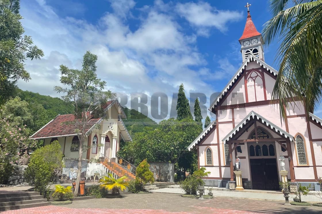 Jejak Sejarah Gereja Tua Sikka: Rumah Iman yang Hidup di Tepi Laut Flores