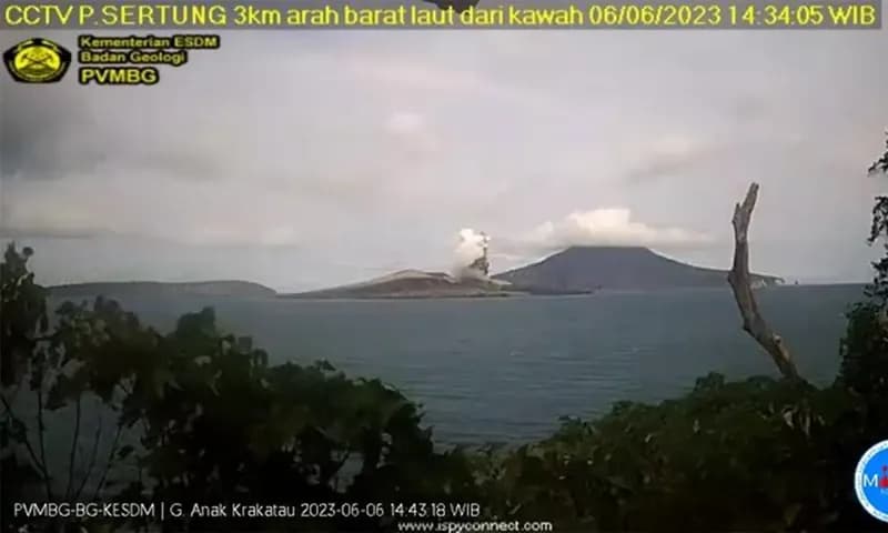 Potret Gunung Anak Krakatau, Kecamatan Punduh Pedada, Kabupaten Pesawaran, Provinsi Lampung yang tengah mengalami erupsi dengan kolom abu setinggi 500 meter pada Selasa (06/6/2023). (Foto: Twitter/PVMBG_)