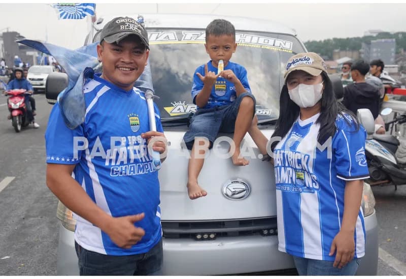 Sekeluarga pendukung Persib (Foto: P. Hasudungan Sirait)