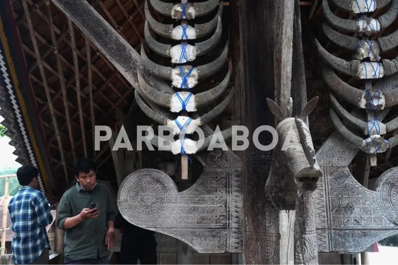 Ukiran estetik terdapat pada rumah adat Mamasa, selain patung kepala kuda (Foto: P. Hasudungan Sirait).
