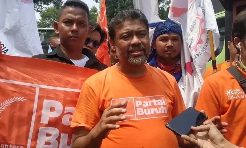 Presiden Konfederasi Serikat Pekerja Indonesia (KSPI) Said Iqbal saat konferensi pers menolak kenaikan harga BBM hingga omnibus law di Patung Kuda, Jakarta Pusat, Rabu (12/10/2022). (Foto: Parboaboa/Maesa Ayu Diah)