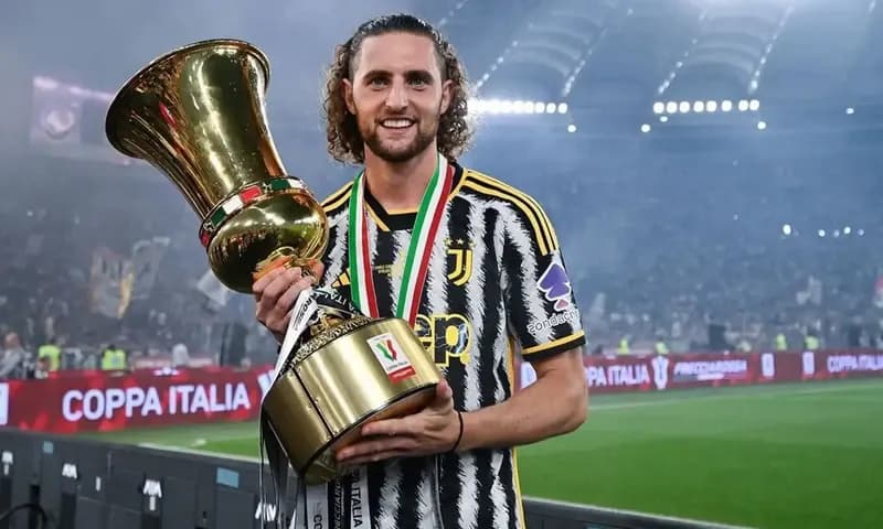 Gelandang asal Prancis, Adrien Rabiot, dilaporkan sangat berkeinginan untuk bergabung dengan Manchester United. Rabiot bahkan menolak pinangan Liverpool demi menunggu tawaran dari Setan Merah. (Foto: Instagram/@adrienrabiot_25)