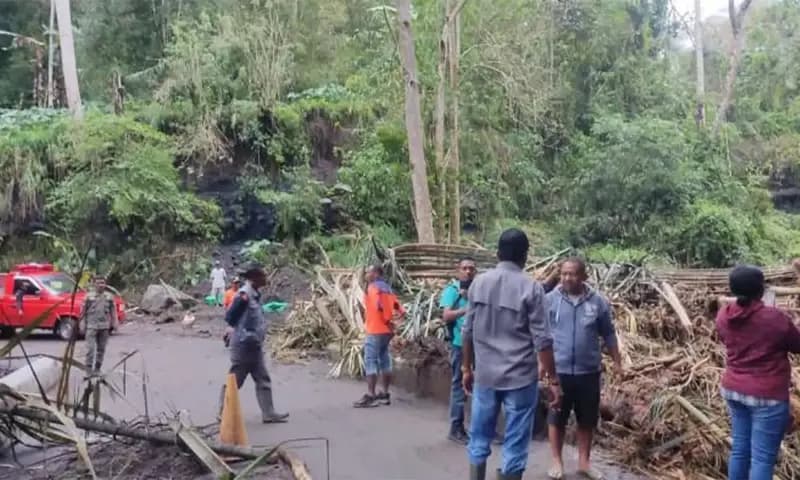 Salah satu ruas jalan di Kecamatan Mauponggo, Kabupaten Nagekeo yang terdampak banjir bandang (Foto: dok. BPBD Kab. Nagekeo).