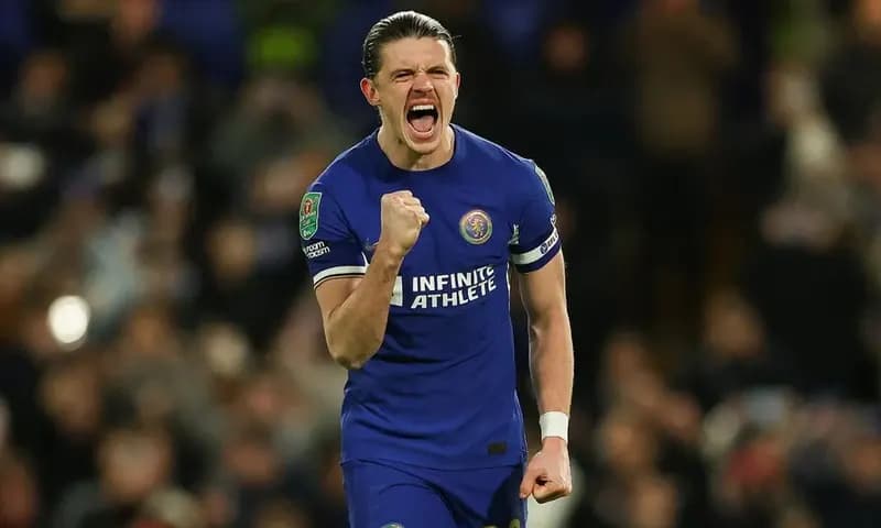 Chelsea terus bergerak aktif di bursa transfer musim panas 2024/2025. Kabar terbaru dari Stamford Bridge menyebutkan bahwa gelandang Conor Gallagher, jebolan akademi Chelsea, akan segera meninggalkan klub untuk bergabung dengan Atletico Madrid. (Foto: Ins