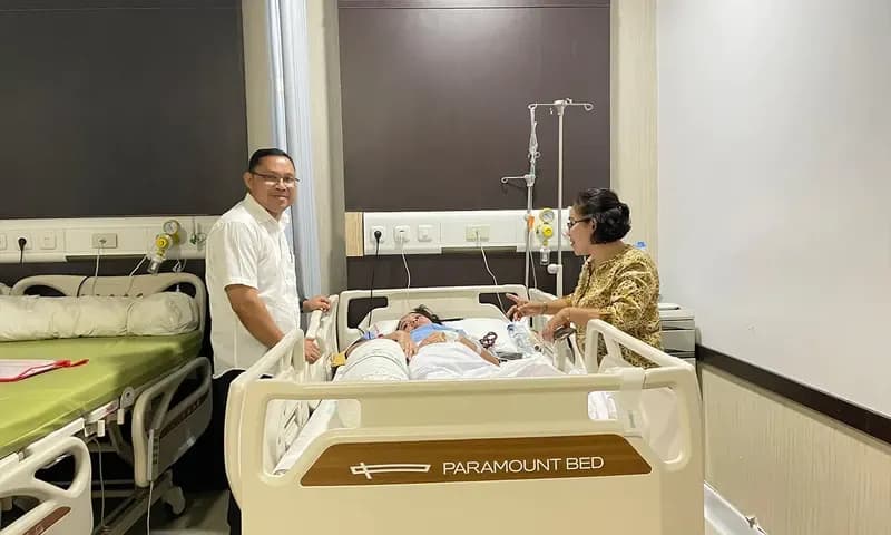 Theresia Siul (24) sedang terbaring lemas didampingi anggota keluarganya di RSPAD Gatot Subroto (Foto: PARBOABOA/Defri Ngo)