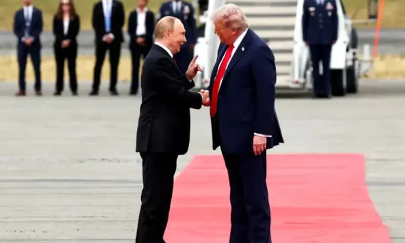 Presiden Rusia Vladimir Putin dan Presiden Amerika Serikat Donald Trump saat tiba di Alaska, Jumat (15/8/2025) (Foto: dok. Reuters).