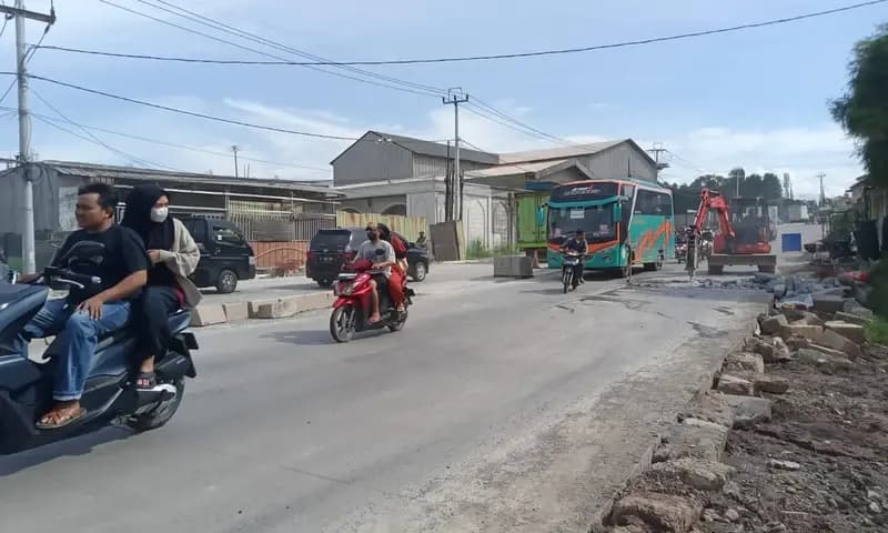 Perbaikan Jalan Cikarang-Cibarusah yang dilakukan sepanjang 2,3 kilometer mulai dari titik Kandang Roda, Desa Sukadami hingga pertigaan Jalan Raya Serang-Setu terlihat mulai selesai (Foto:Parboaboa/Apri Siagian)