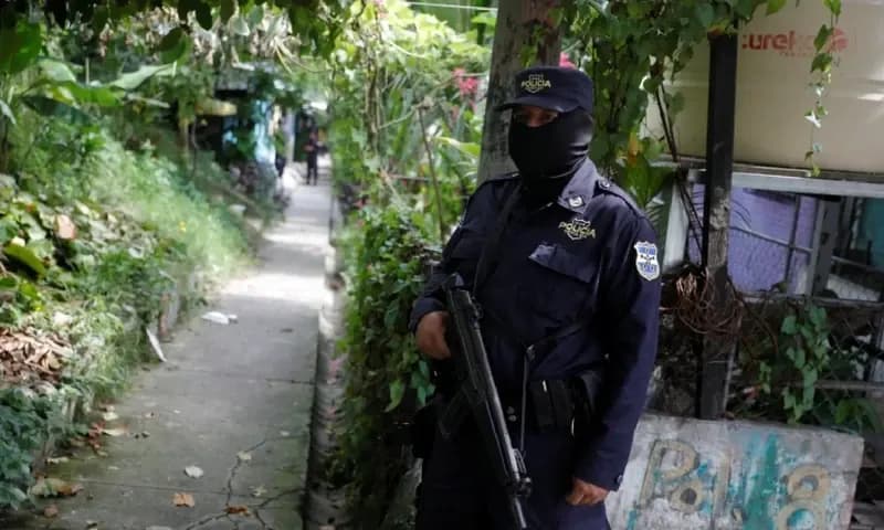 Penangkapan dilakukan oleh Polisi El Salvador, lebih dari 55 ribu orang diduga sebagai anggota geng. (Foto: Reuters/Jose Cabezas)