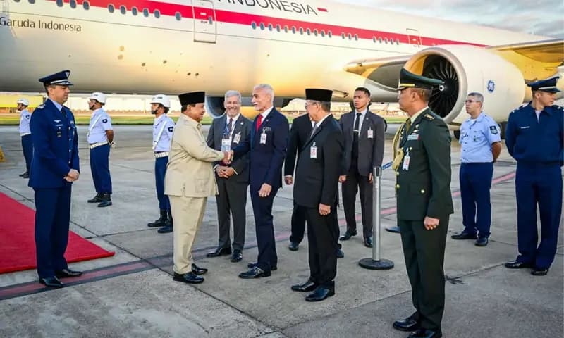 Presiden Prabowo Subianto disambut sejumlah petinggi negara Brazil saat tiba di Air Base Galeão, Rio de Janeiro pada Sabtu (5/7/2025) pagi (Foto: dok. BPMI Setpres).