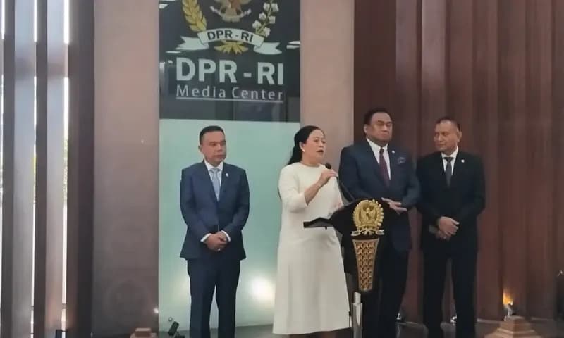 Ketua DPR RI, Puan Maharani mengumumkan Agus Subiyanto sebagai calon tunggal Panglima TNI yang diusulkan Presiden Jokowi, Selasa (31/10/2023). (Foto: PARBOABOA/Hari Setiawan)