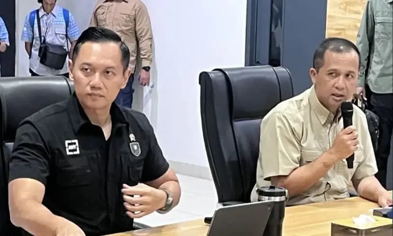 Menteri Koordinator Bidang Infrastruktur dan Pembangunan Kewilayahan Agus Harimurti Yudhoyono (AHY) dan dan Menteri Transmigrasi Muhammad Iftitah Sulaiman (kanan) saat rapat dengan berbagai pemangku kepentingan di PT Muria Sumba Manis, Sumba Timur, Nusa T