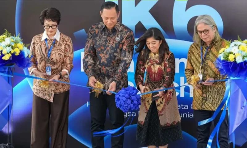 AHY (kiri) dan Meutia Hafid (kanan) saat peresmian pusat data single di Bekasi Jawa barat. (Foto: Dok. Komdigi)