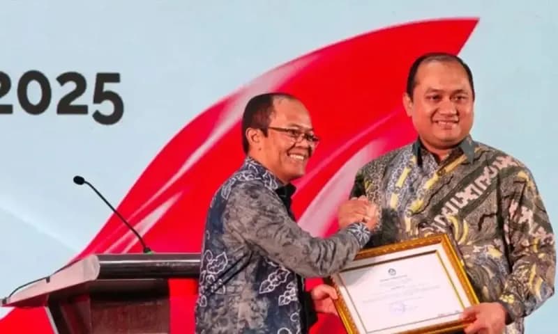 Kepala Badan Pengembangan dan Pembinaan Bahasa Kemendikdasmen Hafidz Muksin (kiri) memberikan penghargaan kepada Abdul Mutaali selaku Atase Pendidikan dan Kebudayaan Kedutaan Besar Republik Indonesia (KBRI) Kairo, Mesir, atas keberhasilan mendorong pendir
