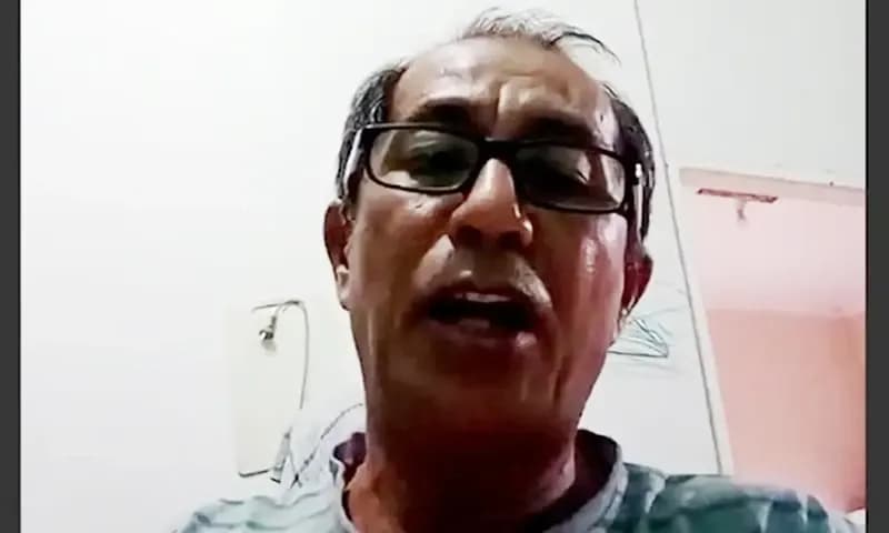 Akmaluddin Din, perwakilan dari Lembaga Adat Kesultanan Riau Lingga sekaligus saksi mata pristiwa tindakan represif aparat, memberikan keterangan kepada wartawan saat konferensi pers. (Foto: PARBOABOA/Sondang Manalu)