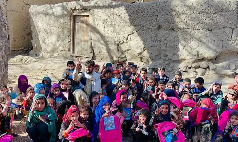 Anak-anak perempuan di Afghanistan dilarang bersekolah hingga kelas 4 Sekolah Dasar (SD) oleh Taliban. (Foto: X/@PenPath)