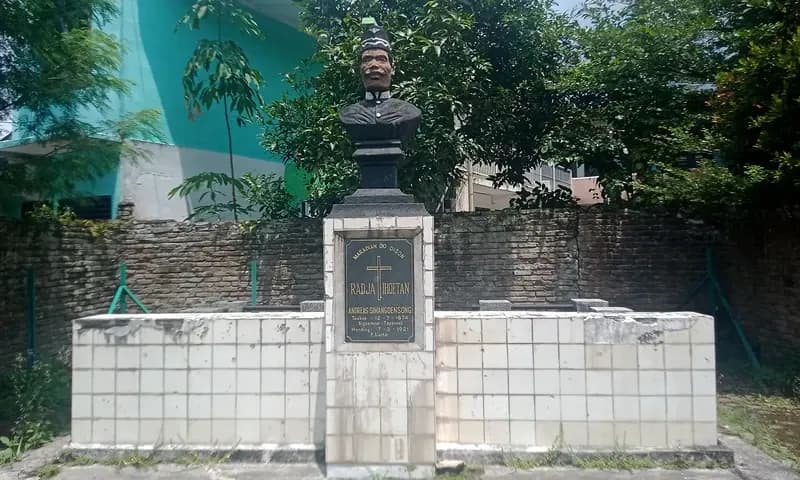 Makam Andreas Simangunsong, sosok guru dan penginjil HKBP di Jalan Bahagia, Kota Pematang Siantar, terdapat tulisan Dison do Maradian, Radja Ihoetan. (Foto: PARBOABOA/Putra Purba)