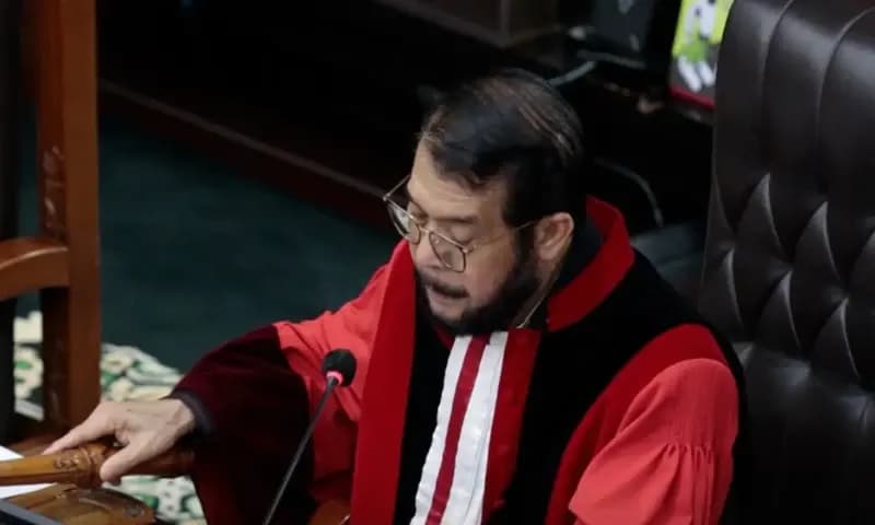 Anwar Usman merespon pencopotan dirinya dari ketua Mahkamah Konstitusi (MK), melalui pembelaan dalam konferensi pers di Gedung MK pada Rabu (8/11/2023). (Foto: Instagram/ @mahkamahkonstitusi)