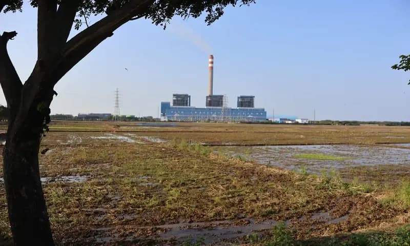 Kepulan asap terus keluar dari cerobong mesin pembakaran di PLTU Indramayu, Provinsi Jawa Barat. (Foto: PARBOABOA/Anna Desliani)