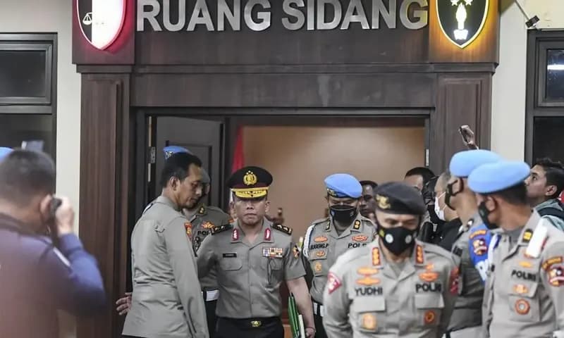 Eks Kadiv Propam Polri Ferdy Sambo (tengah) berjalan keluar ruangan usai mengikuti sidang Komisi Kode Etik Polri (KKEP) di Gedung Transnational Crime Center (TNCC) Divisi Propam Mabes Polri, Jakarta, Jumat (26/8/2022) dini hari (Foto: caritau.com)