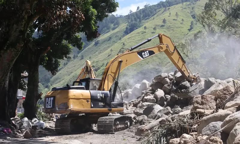 Alat berat dikerahkan guna mempercepat proses pencarian dan evakuasi banjir bandang di Humbahas. (Foto: PARBOABOA/Patrick Damanik)