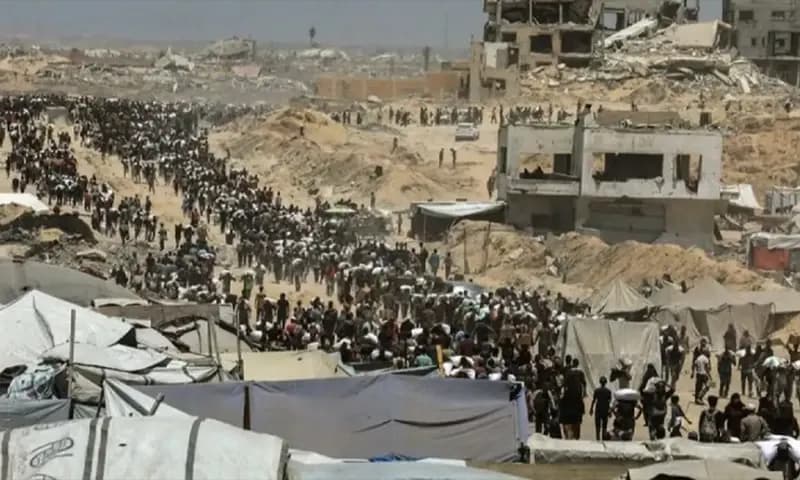 Sejumlah warga membawa bantuan kemanusiaan di Beit Lahia, Jalur Gaza utara, Palestina (1/8/2025). (Foto: Dok. ANTARA)