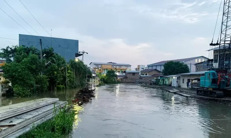 Luapan air sungai di Jalan Danau Singkarak, Medan Helvetia, Kota Medan, Sumatra Utara merendam sejumlah rumah warga, Senin (18/9/2023). (Foto: PARBOABOA/Sondang)