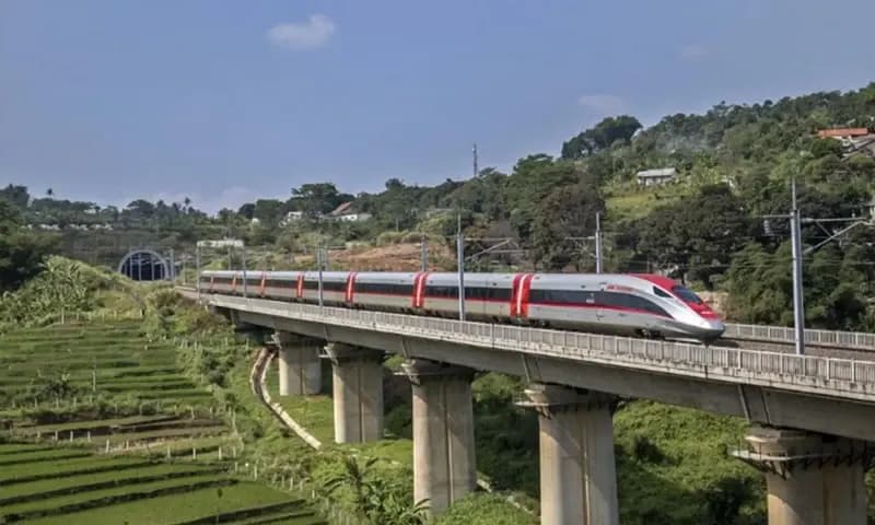 Kereta cepat Whoosh melintas di Ngamprah, Kabupaten Bandung Barat, Jawa Barat, Kamis (31/7/2025). (Dok. Katadata)