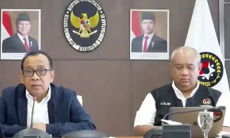 Menteri Koordinator Bidang Pembangunan Manusia dan Kebudayaan (Menko PMK) Pratikno (Kiri) dalam Rapat Koordinasi Apel Kesiapsiagaan Bencana Hidrometeorologi Basah di Jakarta. (Foto: Dok. Tangkapan layar YouTube BNPB)